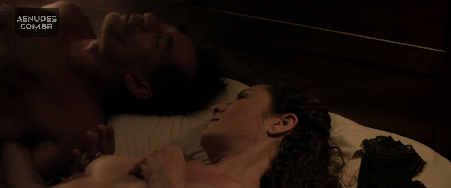 Cyria Coentro nua e pelada cena de sexo em Travessia (Filme)