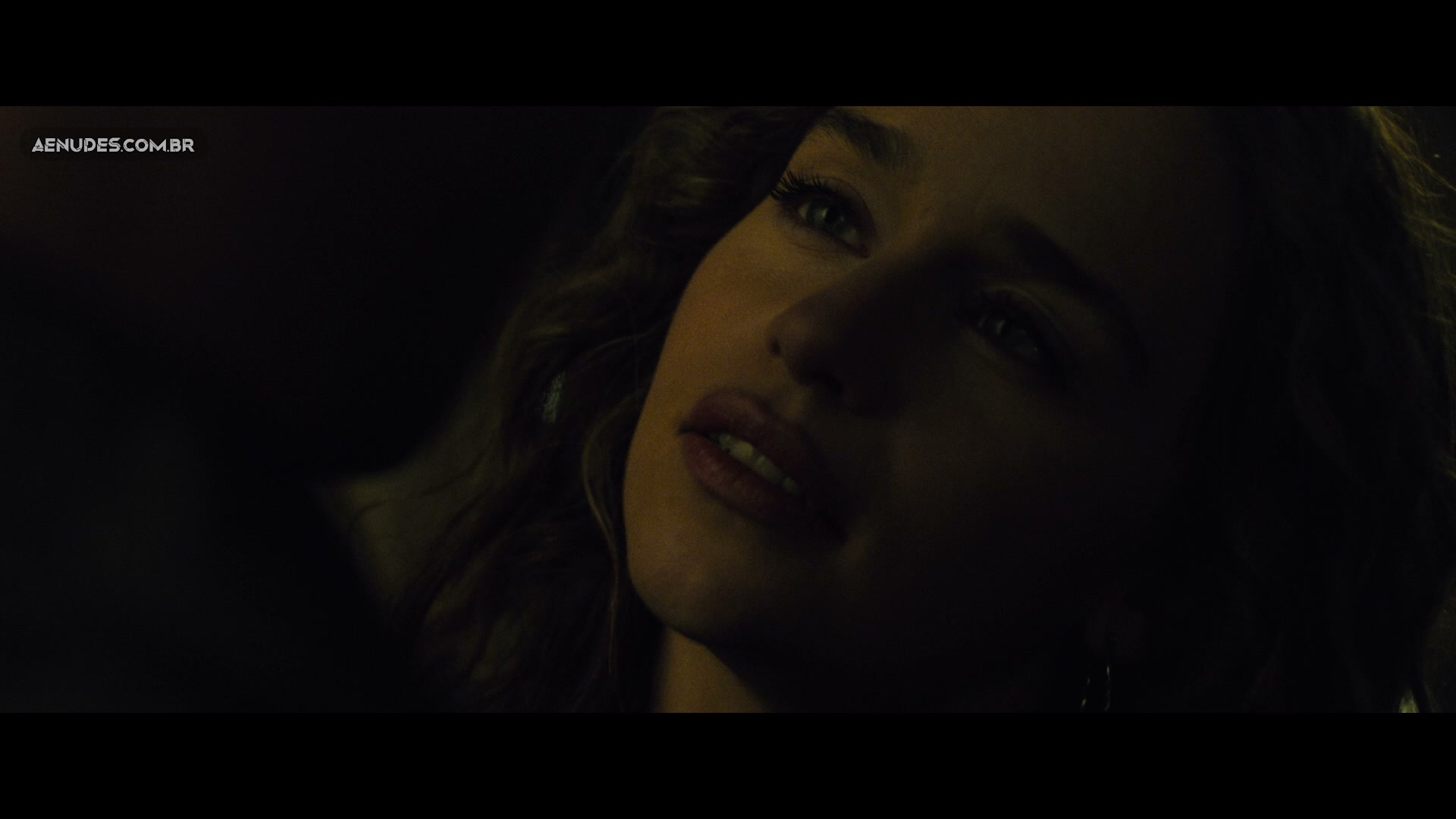 Emilia Clarke nua pelada em Above Suspicion (2021)