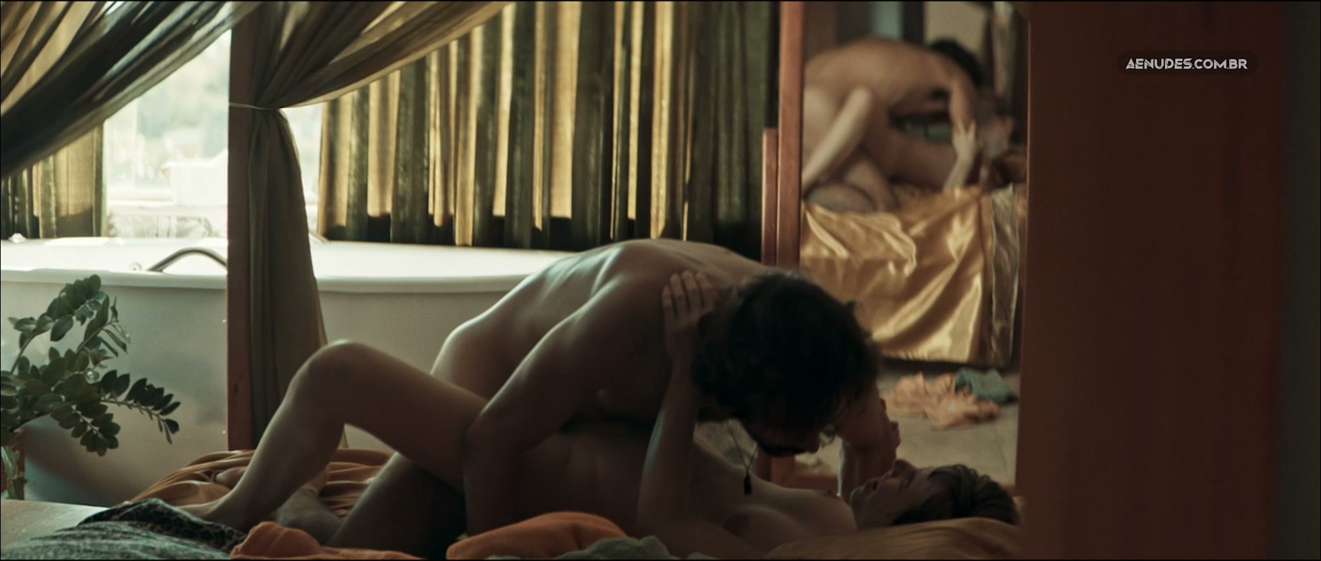 Leticia Colin nua pelada cena de sexo em A Porta ao Lado