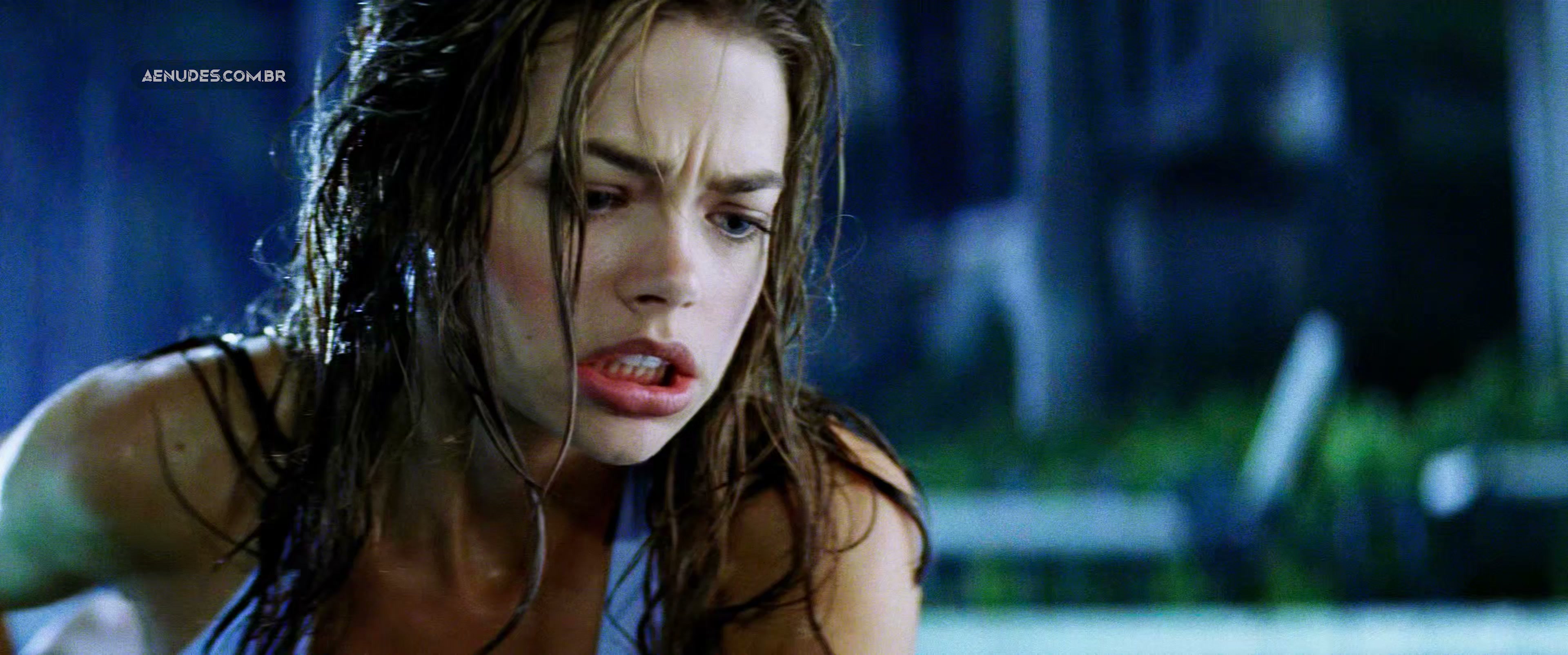  Denise Richards Neve Campbell nua pelada em Garotas Selvagens (Wild Things)