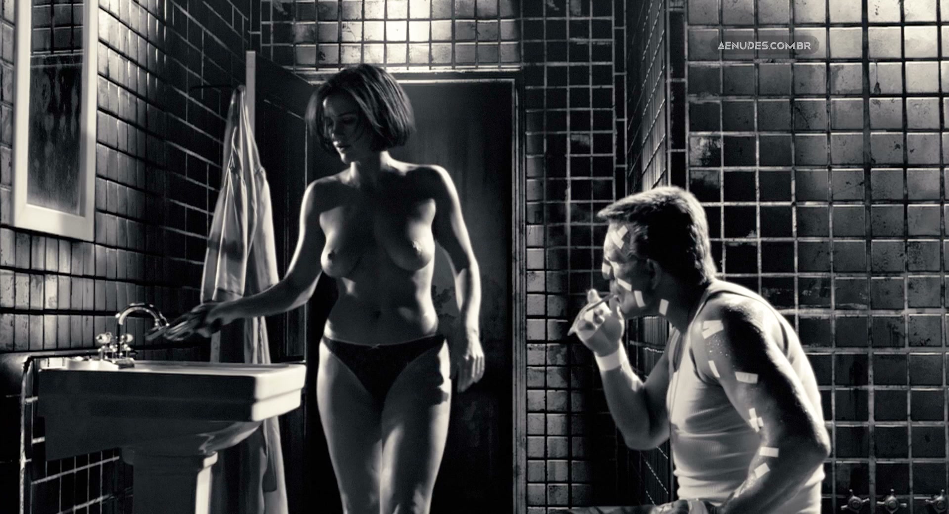  Carla Gugino nua pelada em Sin City